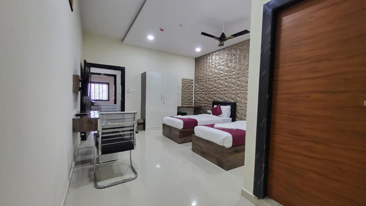 Hotel Vaishnavi Grand Mirialguda Bagian luar foto
