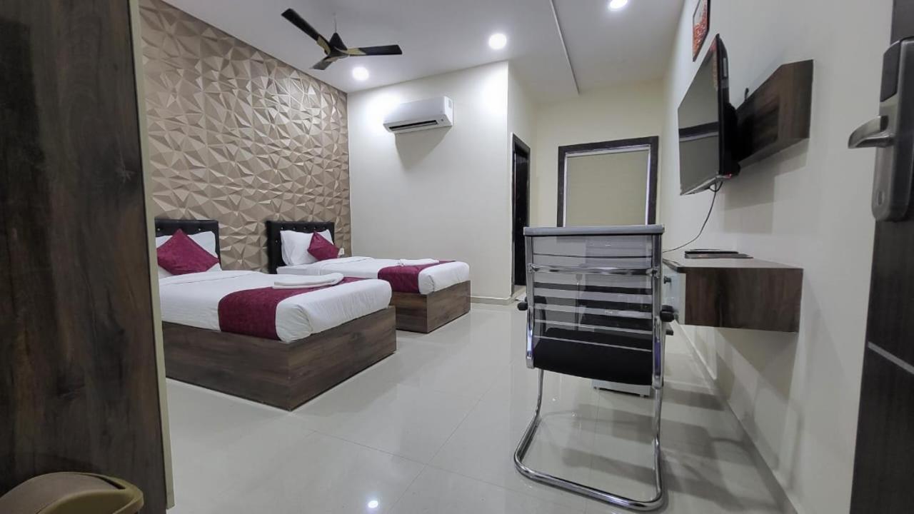 Hotel Vaishnavi Grand Mirialguda Bagian luar foto