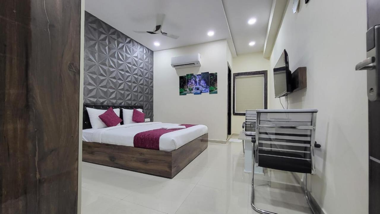 Hotel Vaishnavi Grand Mirialguda Bagian luar foto