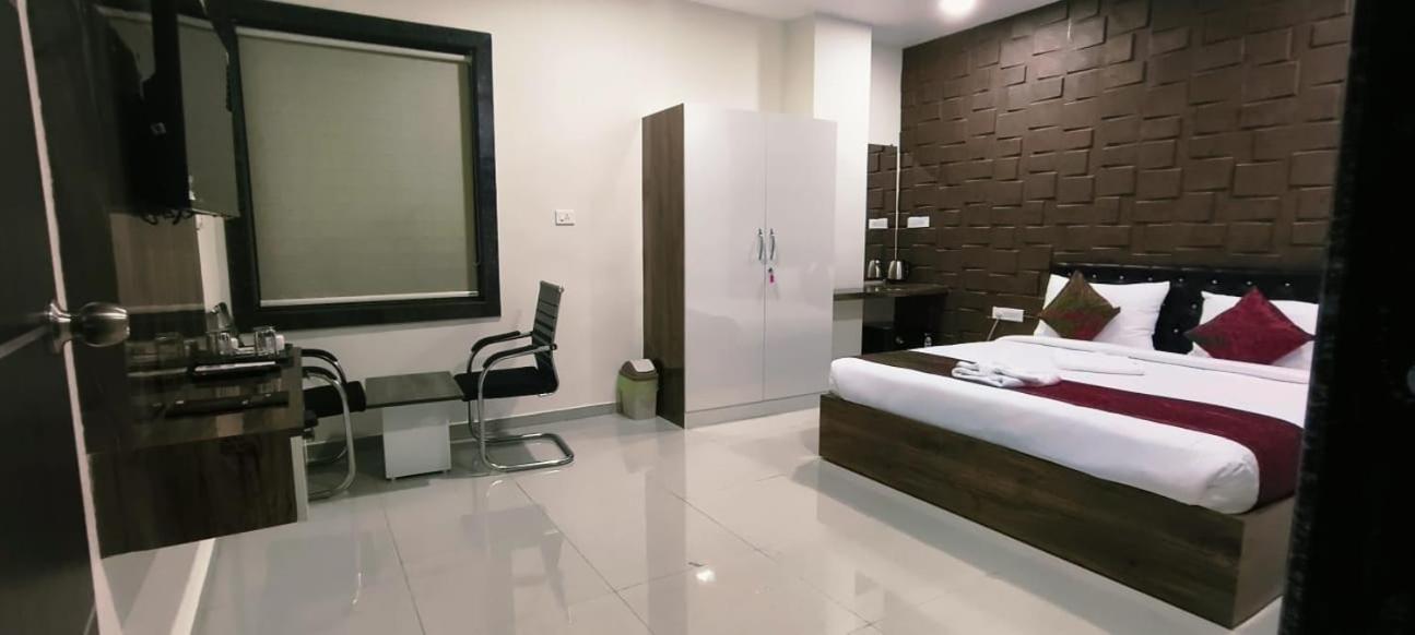 Hotel Vaishnavi Grand Mirialguda Bagian luar foto